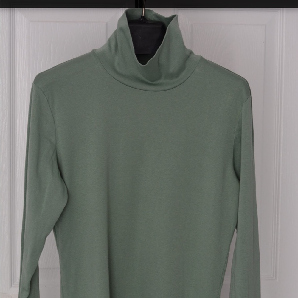 Women’s knitted turtleneck shirt. (Brand New)